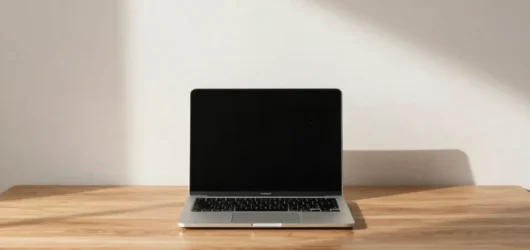 Como Organizar uma Mesa de Trabalho Pequena sem Poluição Visual